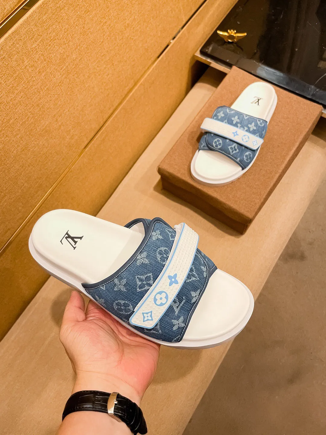 Men's men's shoes 💰 320💰 New model on the market 🔥[LV🔥 Louis Vuitton slippers] High-end 1:1 mold customization, original upgraded version of the outsole, lighter and non-slip. The top quality in the market, fashion focuses on trends, versatile and popular, simple yet tasteful, a must-have for fashionistas, exuding a fashionable and casual atmosphere, fashion is at your feet, full of confidence, the same style at the counter👍The season of spring and summer slippers is here, they are super beautiful to wear, 38-44 3⃣️colors available🔥